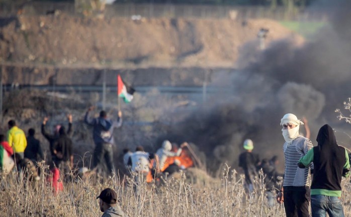 مواجهات بين الشبان الفلسطينيين وجنود الاحتلال الإسرائيلي شرق غزة